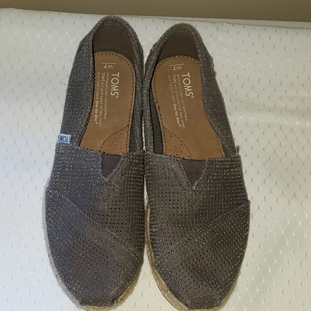 TOMS size 7 New